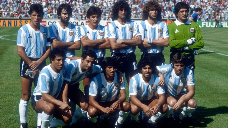 Ramon Diaz e Maradona posam lado a lado (agachados) antes de jogo Argentina x Itália na Copa de 1982 - Peter Robinson/EMPICS via Getty Images