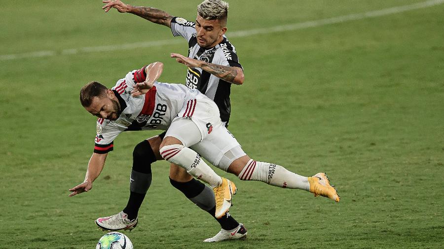 Victor Luís e Everton Ribeiro disputam jogada durante Botafogo x Flamengo no Brasileirão 2020 - André Mourão/FotoFC/UOL
