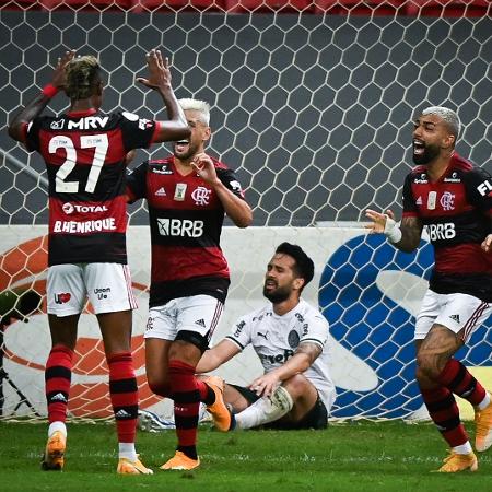 Jogadores do Flamengo comemoram gol contra de Luan em jogo do Palmeiras - Andre Borges/AGIF