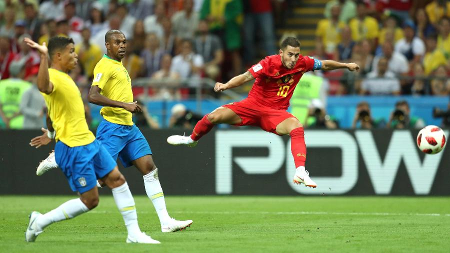 Fernandinho e Thiago Silva observam finalização de Hazard em eliminação do Brasil na Copa de 2018 - Catherine Ivill/Getty Images