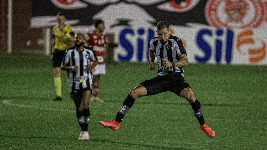 Rafael Navarro fez o primeiro gol do Botafogo na Série B - Heber Gomes/AGIF