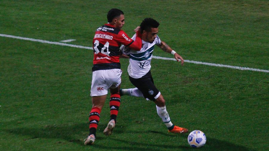 Matheuzinho disputa bola durante partida entre Flamengo e Coritiba, pela Copa do Brasil 2021. - Gabriel Machado/AGIF