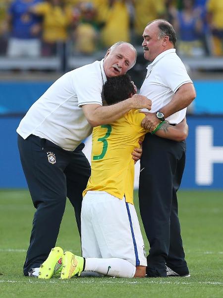 Felipão abraça Thiago Silva no duelo entre Brasil e Chile, no Mineirão, pela Copa de 2014 - Ian MacNicol/Getty Images