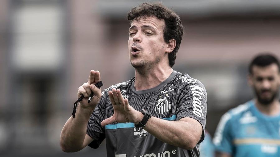 Fernando Diniz no comando do treino do Santos no CT Rei Pelé - Ivan Storti/Santos FC