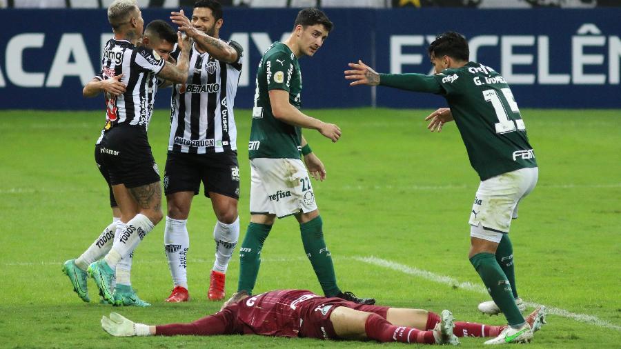 Weverton se machuca no lance do segundo gol do Atlético-MG contra o Palmeiras pelo Brasileirão de 2021 - Fernando Moreno/AGIF