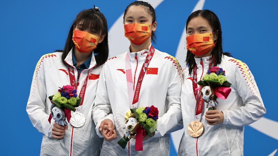 Xinyi Wang (prata), Liwen Cai (ouro) e Guizhi Li (bronze): pódio fechado da China dos 100m costas - Buda Mendes/Getty Images