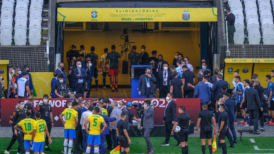 Belo Horizonte - MG - 10/11/2016 - Eliminatorias da copa do Mundo 2018  Brasil x Argentina, Fulano do Brasil disputa lance contra jogador da  Argentina pela eliminatoria da copa do Mundo de