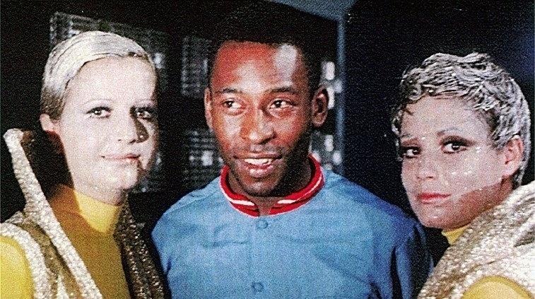 As atrizes Rosamaria Murtinho (à esq.) e Regina Duarte do lado do jogador Pelé em gravação da novela "Os Estranhos" em 1969 - Divulgação