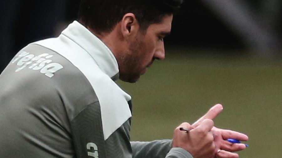 Abel Ferreira faz anotações durante partida do Palmeiras - Ettore Chiereguini/AGIF