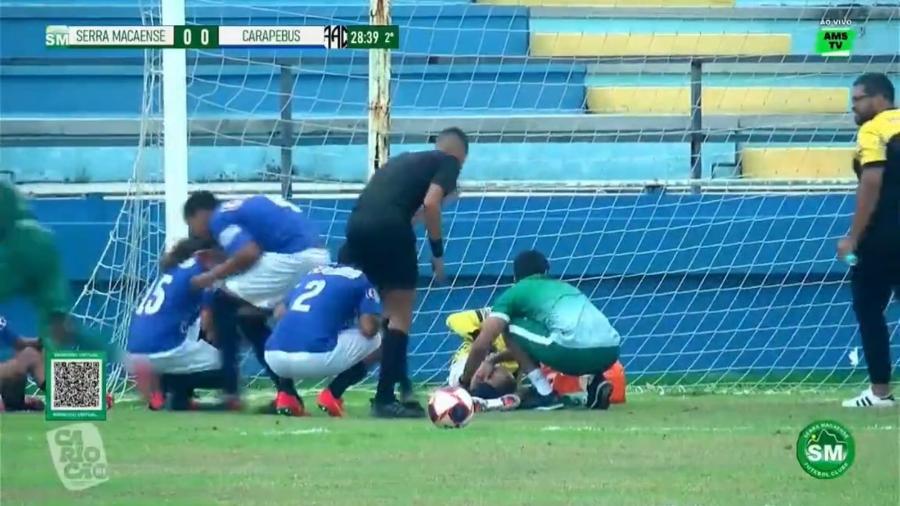Jogadores se abaixam e procuram abrigo após tiroteio durante jogo da Terceirona do Carioca sub-20 - Reprodução / TV Serra Macaense