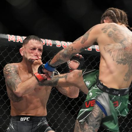 Frankie Edgar leva chute no rosto durante luta contra Marlon Vera no UFC 268 - Louis Grasse/PxImages