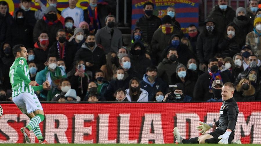 Juanmi, do Betis, fez o primeiro gol do jogo contra o Barcelona, no Camp Nou - Lluis Gene/AFP