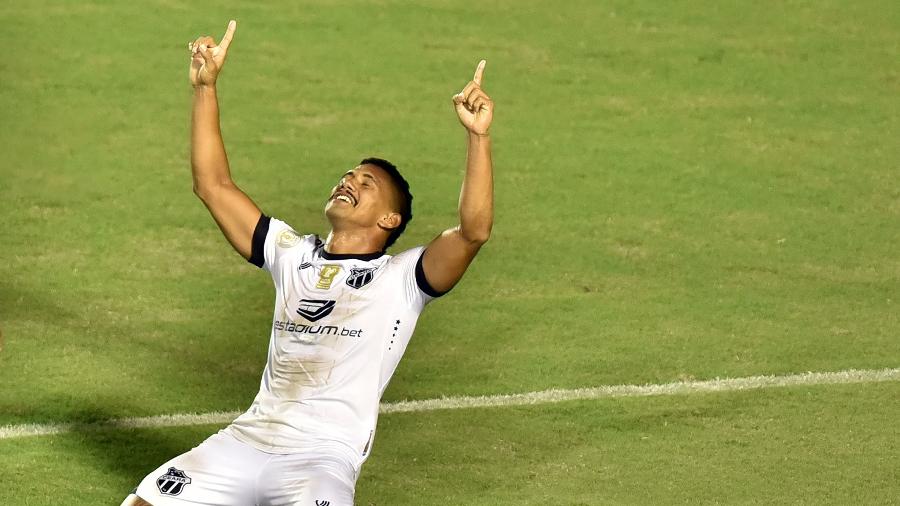 Fernando Sobral comemora gol do Ceará sobre o Vitória - Walmir Cirne/AGIF