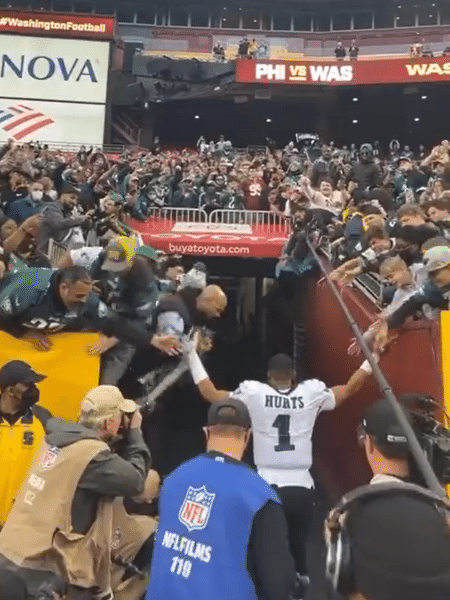 Depois do susto, torcedores que caíram foram abraçados por jogador dos Eagles - Reprodução/Instagram