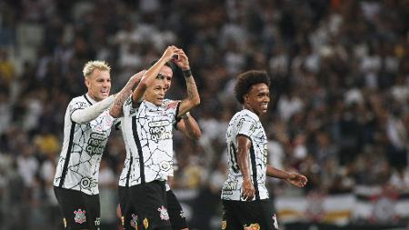 Saída de GP abre espaço para Adson voltar a ser importante no Corinthians