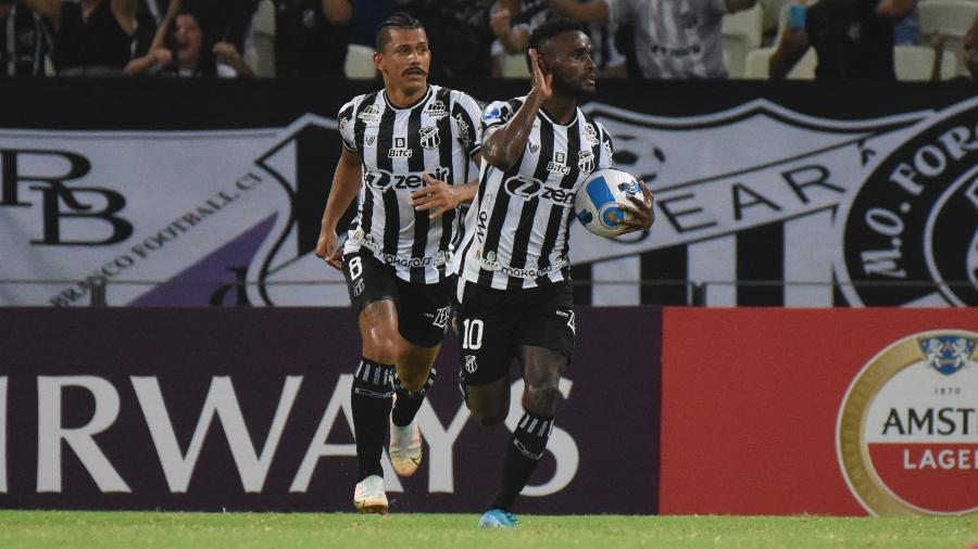 Mendoza comemora gol do Ceará durante partida contra Independiente (ARG) pela 1° rodada da Copa Sudamericana - CAIO ROCHA/FRAMEPHOTO/ESTADÃO CONTEÚDO