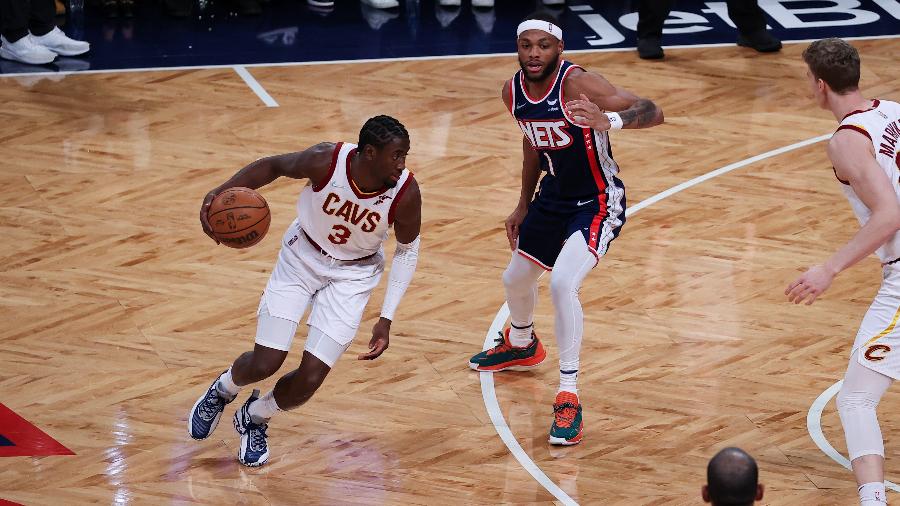 Bruce Brown e Caris LeVert em ação durante confronto entre Nets e Cavaliers - Tayfun Coskun/Anadolu Agency