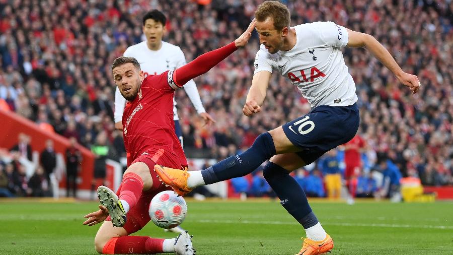 Harry Kane, do Tottenham, disputa bola com Henderson, do Liverpool, em jogo pelo Campeonato Inglês - Laurence Griffiths/Getty Images