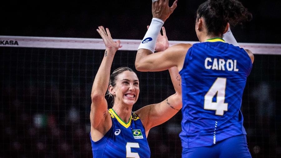 Carol comemora ponto em vitória da seleção brasileira de vôlei - FIVB