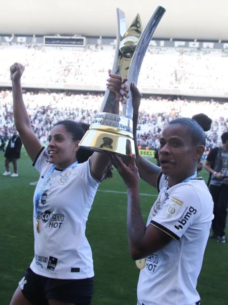 Jogadoras do Corinthians comemoram título do Brasileirão feminino - YURI MURAKAMI/THENEWS2/ESTADÃO CONTEÚDO