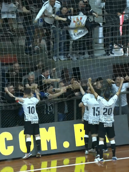 Jogadores do Corinthians comemoram gol na final da Liga Nacional de Futsal contra o Atlântico - Reprodução/YouTube