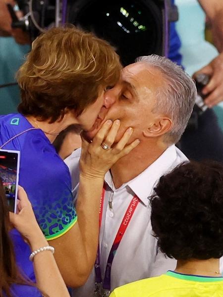 Tite, técnico da seleção brasileira, beija Rose, sua esposa, antes da partida entre Brasil e Coreia do Sul. - PAUL CHILDS/REUTERS