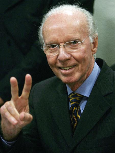 Zagallo está estável, respirando sem ajuda de aparelhos e apresenta sinais de melhora, segundo boletim médico