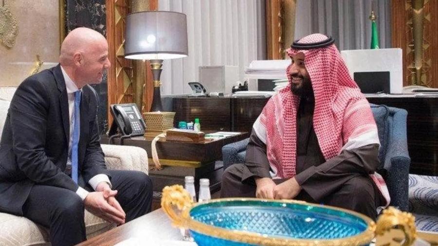 Mohamed bin Salman e Gianni Infantino são aliados políticos e devem ser parceiros na Copa-2034