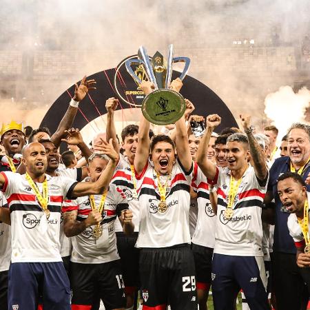 Jogadores do São Paulo levantam taça da Supercopa do Brasil