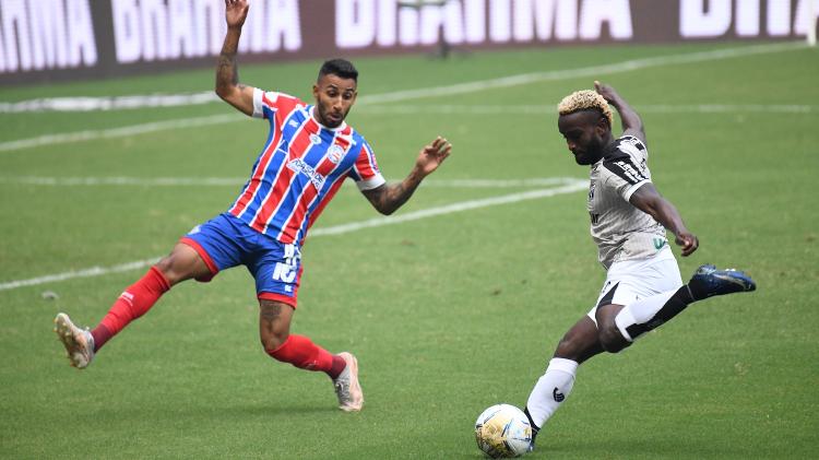 Renan Guedes, do Bahia, marca Mendoza, do Ceará, durante final da Copa do Nordeste de 2021