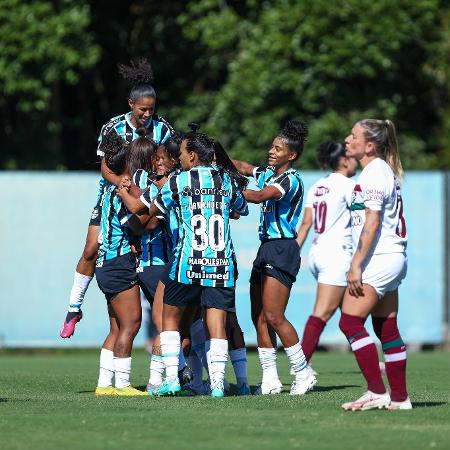 Jogadoras do Grêmio celebram gol contra o Fluminense, pelo Brasileiro feminino