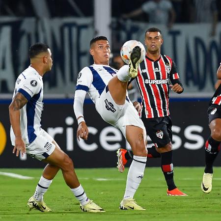 Jogadores de Talleres e São Paulo em ação na Libertadores