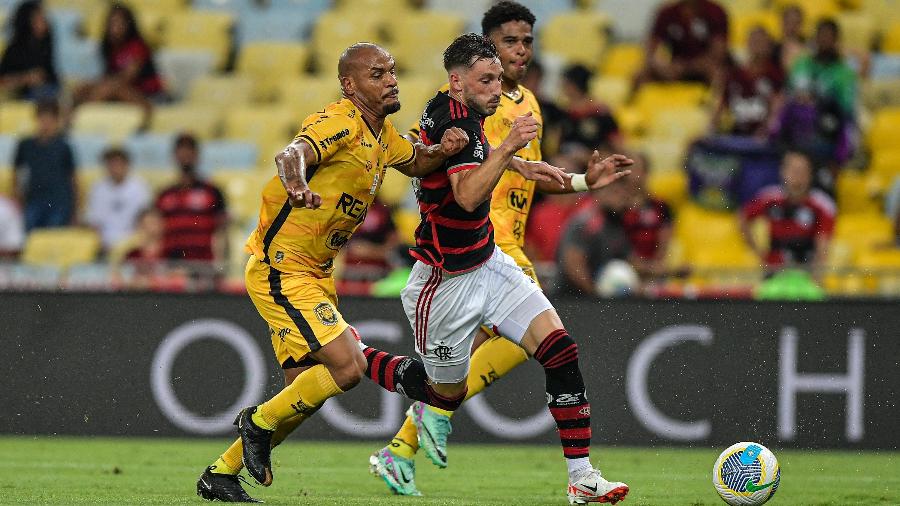 Viña, do Flamengo, é cercado por jogadores do Amazonas durante duelo da Copa do Brasil