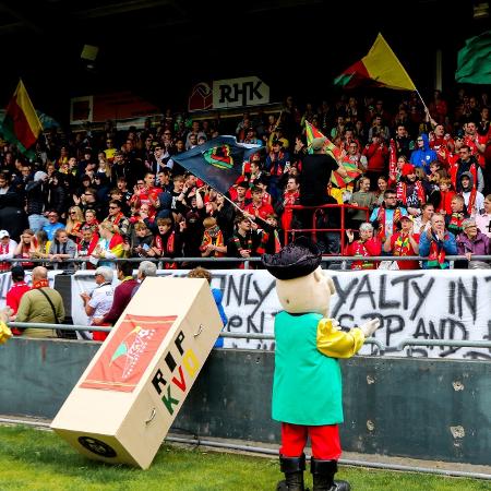 Torcida e diretoria do KV Oostende, da Bélgica, fazem 'funeral' após clube ir à falência