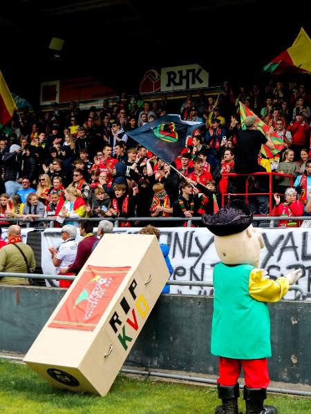 Torcida e diretoria do KV Oostende, da Bélgica, fazem 'funeral' após clube ir à falência