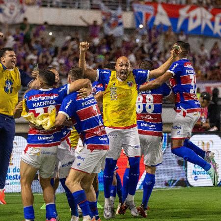 Jogadores do Fortaleza comemoram o título da Copa do Nordeste