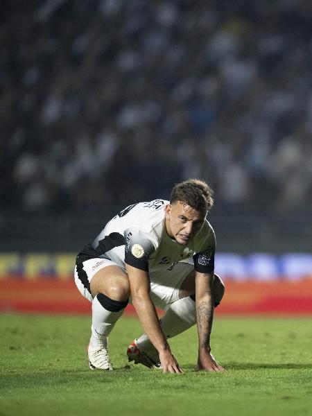 Ryan e Cacá se lamentam durante derrota do Corinthians para o Vasco, pelo Brasileirão