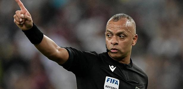 Imagem ilustrativa de FIFA Adota Inteligência Artificial para Aperfeiçoar Impedimento Semiautomático