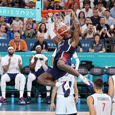 LeBron James (EUA) enterra durante partida de basquete contra a Sérvia nas Olimpíadas