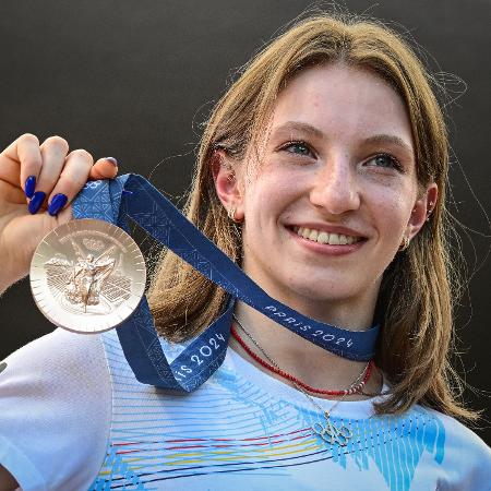 Ana Barbosu, da Romênia, recebe medalha de bronze pelo solo da ginástica artística nas Olimpíadas