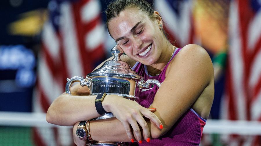 Aryna Sabalenka com o troféu do US Open de 2024 Aryna Sabalenka com o troféu do US Open de 2024