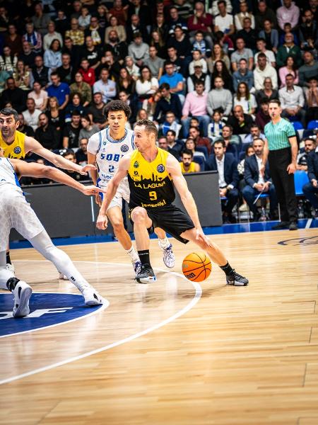 Marcelinho Huertas em ação na partida do La Laguna Tenerife na Champions League de basquete