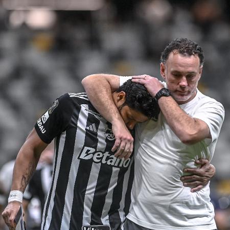 Gabriel Milito consola Hulk após Atlético-MG perder final da Copa do Brasil para o Flamengo