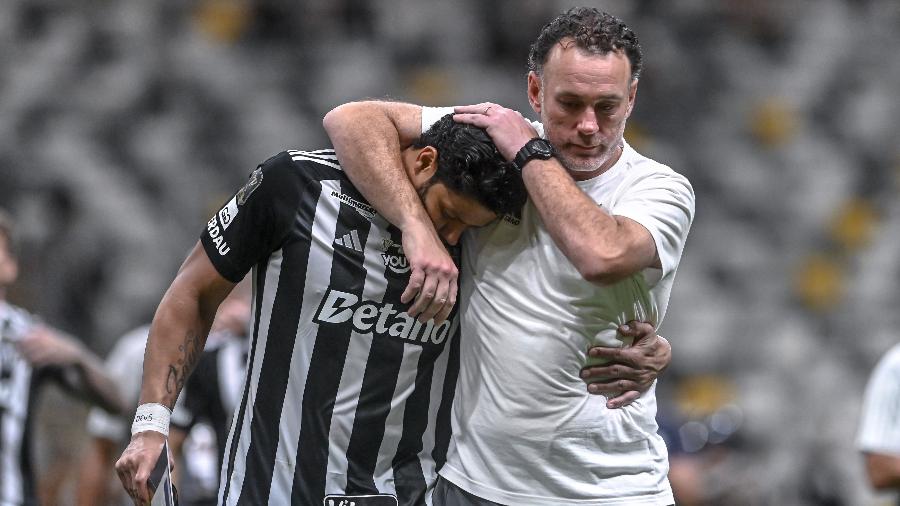 Gabriel Milito consola Hulk após Atlético-MG perder final da Copa do Brasil para o Flamengo