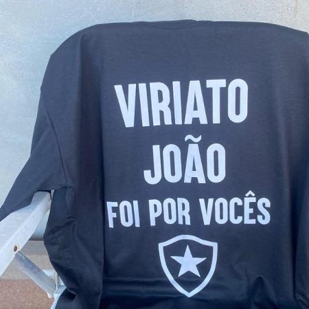 José Marcelo fez camisa em homenagem ao pai e o tio, que o fizeram ser botafoguense