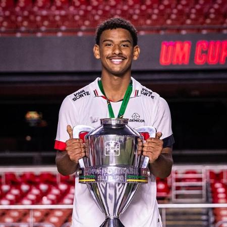 Hugo Leonardo campeão da Copa do Brasil sub-20 com o São Paulo