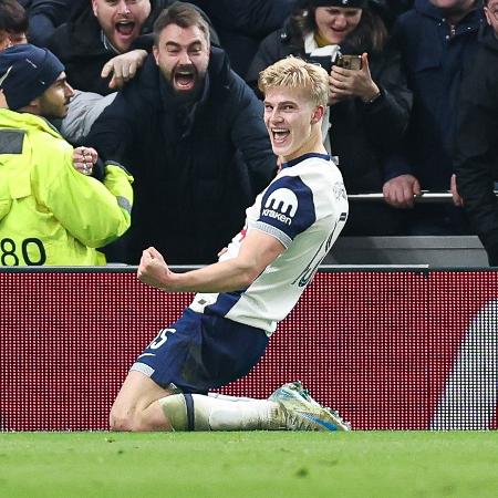 Lucas Bergvall comemora gol em Tottenham x Liverpool, jogo da Copa da Liga Inglesa - Harry Murphy - Danehouse/Getty Images