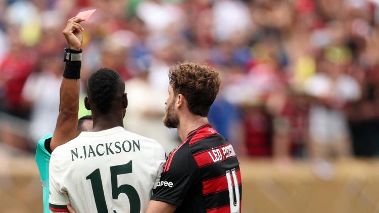 Nicolas Jackson, atacante do Chelsea, foi expulso diante do Flamengo Nicolas Jackson, atacante do Chelsea, foi expulso diante do Flamengo