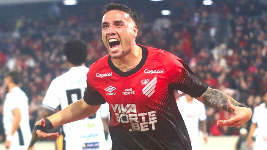 Benavídez, do Athletico, comemora seu gol contra o Operário, pela Série B