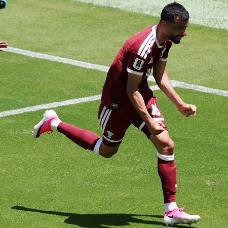 Boualem Khoukhi, do Qatar, comemora gol contra Suíça pela Copa do Mundo